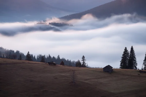 Montañas paisaje rural a la salida del sol niebla — Foto de Stock