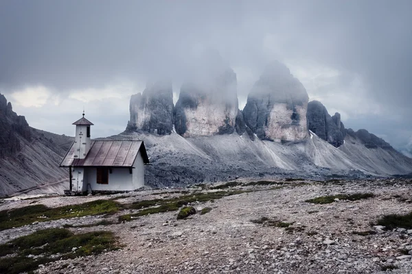 Tre Cime в пасмурный вечер — стоковое фото