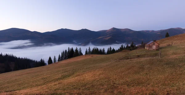 Panorama der herbstlichen Hügel bei Sonnenaufgang — Stockfoto