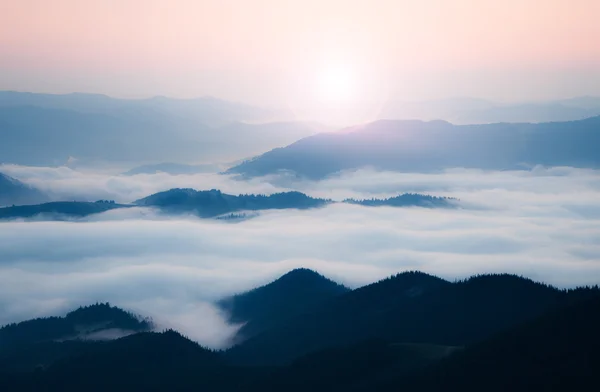 Crête des montagnes au matin brumeux — Photo