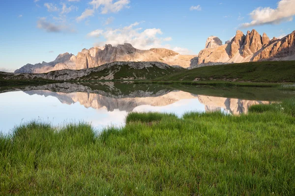 Lago dei piani na zachodzie słońca — Zdjęcie stockowe