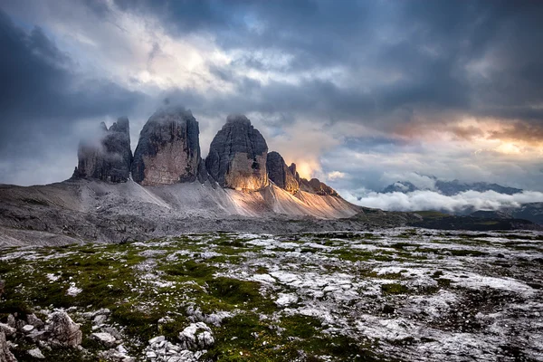 Tre cime felhős naplementekor — Stock Fotó