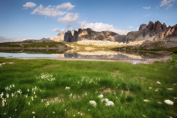 Lago dei piani na zachodzie słońca — Zdjęcie stockowe