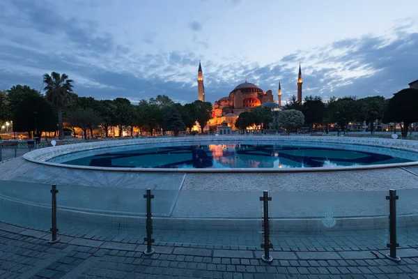 St. Sophia (Hagia Sophia) church, mosque and miseum in Istanbul — Stock Photo, Image