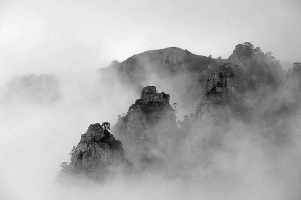 Černé a bílé fotografie mlhavé Demerdži Mountain — Stock fotografie