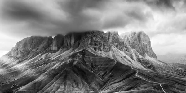 Černý ad bílý panorama sassolungo horské vrcholy — Stock fotografie
