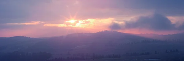 Panoramisch beeld van rijzende zon in de Karpaten — Stockfoto