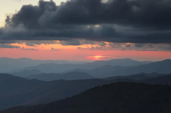 Rauchige Bergrücken bei bewölktem Sonnenuntergang — Stockfoto