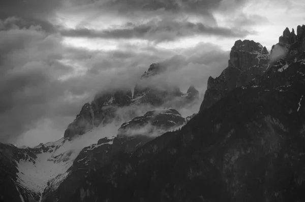 Černé a bílé fotografie zataženo západ slunce nad hory Dolomity — Stock fotografie