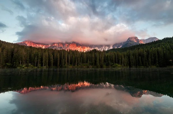Lago di carezza naplementekor — Stock Fotó