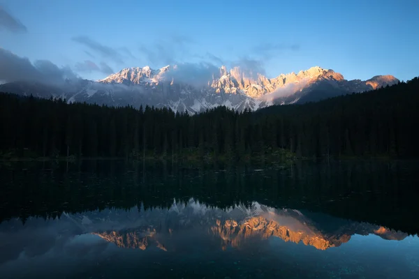 Montanha lago manhã — Fotografia de Stock