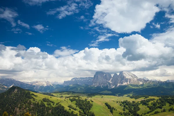 Valle de montaña soleado — Foto de Stock