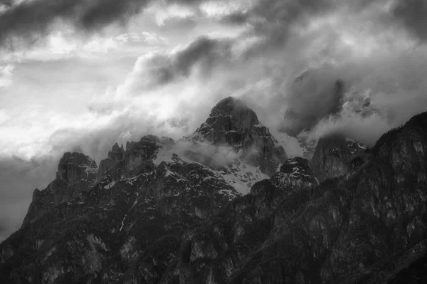 Foto en blanco y negro del atardecer nublado sobre las montañas Dolomitas —  Fotos de Stock