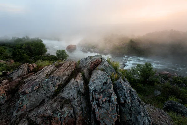 早上有雾河 — 图库照片