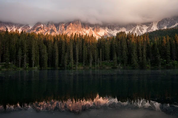 Lago di carezza bij zonsondergang — Stockfoto