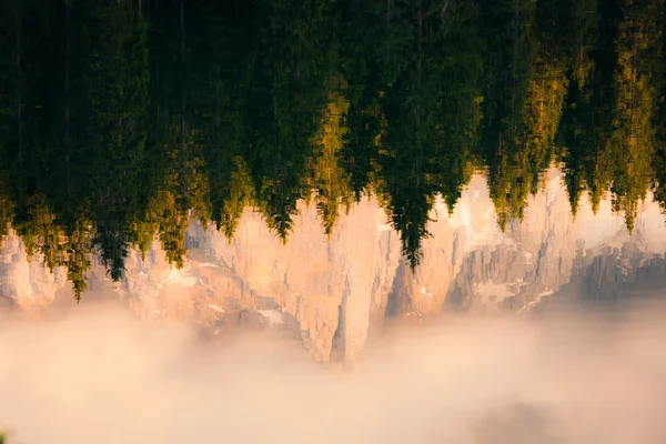 Montanha lago reflexão — Fotografia de Stock