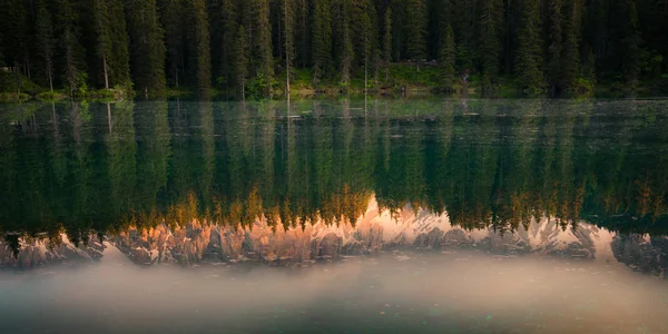 Mountain lake reflectie — Stockfoto