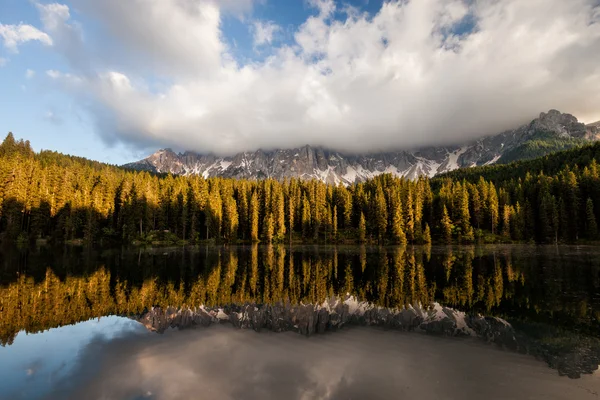 Mountain lake — Stock Photo, Image