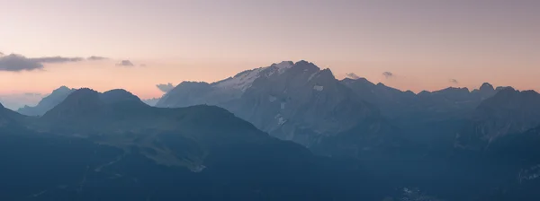 Panorama van de marmolada bergen bergkam bij zonsopgang — Stockfoto