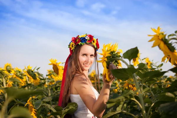 Mooie jonge vrouw met zonnebloemen — Stockfoto