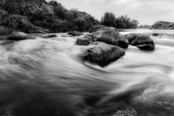 Schwarz-Weiß-Bild von Flusskaskaden — Stockfoto
