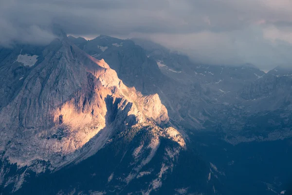 Panoramisch uitzicht op berg zonsondergang — Stockfoto