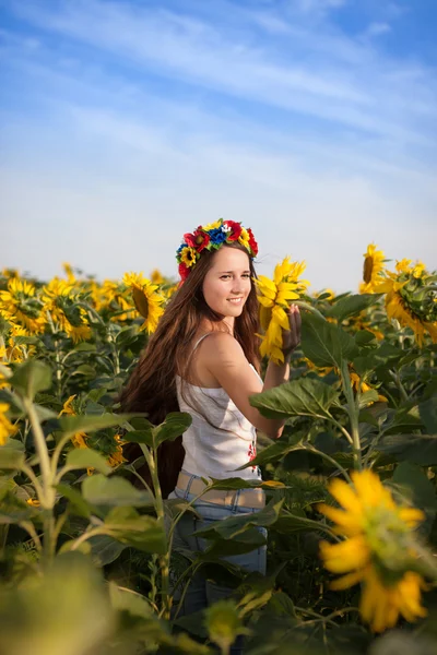 해바라기 밭에 아름 다운 젊은 여자 — 스톡 사진