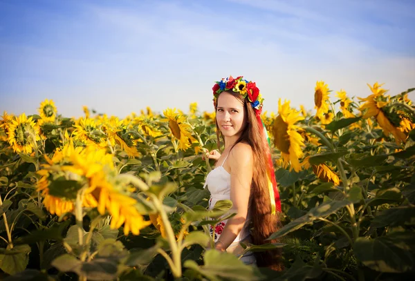 Belle jeune femme au champ de tournesol — Photo