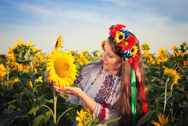 Hermosa joven con girasol — Foto de Stock