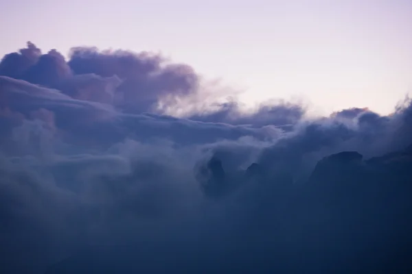 Nublado montanhas nascer do sol — Fotografia de Stock