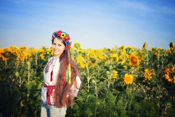 Красива молода жінка на соняшниковому полі — стокове фото