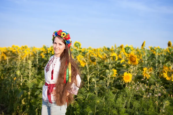 Hermosa joven en el campo de girasol — Foto de Stock