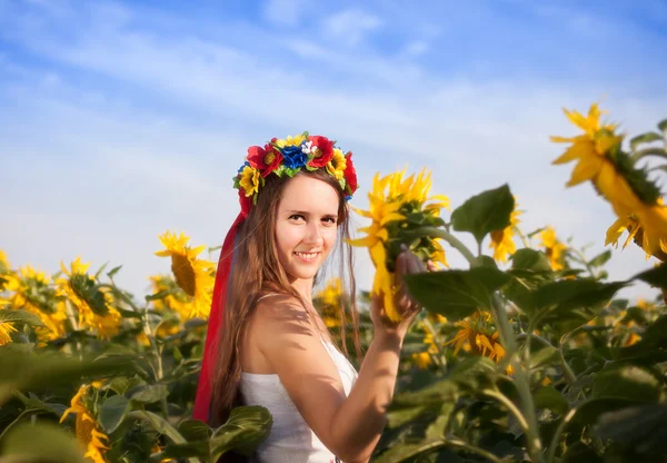 सूर्यफूलसह सुंदर तरुण स्त्री — स्टॉक फोटो, इमेज
