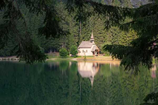 Chiesa riflessa al lago — Foto Stock