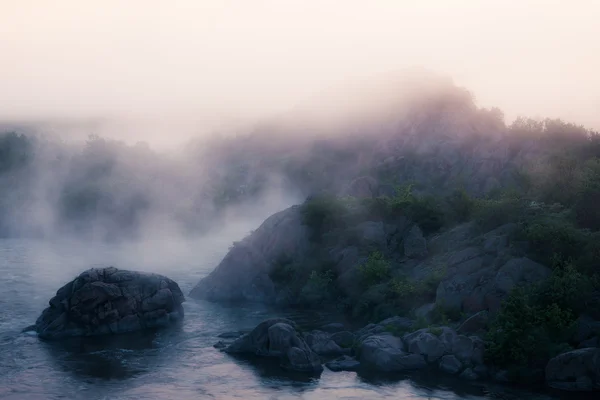 Foggy River de manhã — Fotografia de Stock