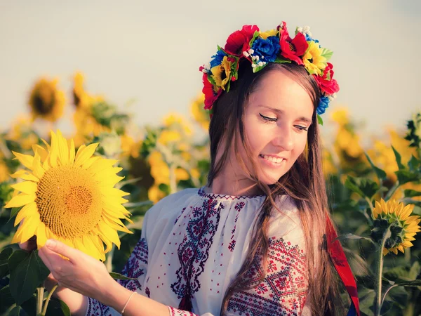 Hermosa joven en el campo de girasol — Foto de Stock