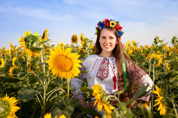 Beautiful young woman at sunflower field — Stock Photo, Image