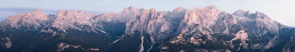 Blick auf den Bergrücken der Dolomiten — Stockfoto