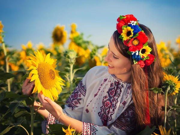 Mulher bonita no campo de girassol — Fotografia de Stock