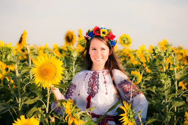 Menina bonita no campo de girassol — Fotografia de Stock