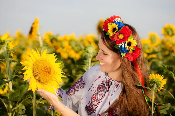 Hermosa joven en el campo de girasol — Foto de Stock