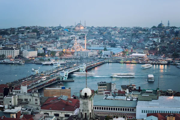 İstanbul silüeti gün batımında — Stok fotoğraf