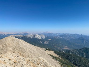 Güneşin doğuşu sisli sabah dağlarında.