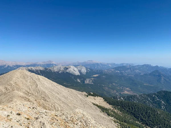 Güneşin doğuşu sisli sabah dağlarında.