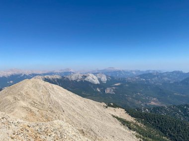 Kırım dağlarının yüksek kayalıkları, Karadeniz kıyıları ve mavi gökyüzü üzerindeki Ukrayna, Kırım 'daki El-Petri dağının tepesinden sihirli manzara.