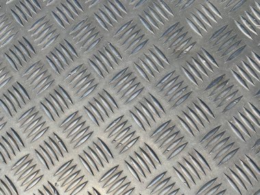 Elmas şekilli metal arka plan, pürüzsüz desenli ağır metal dokunun etrafına sarılmış..