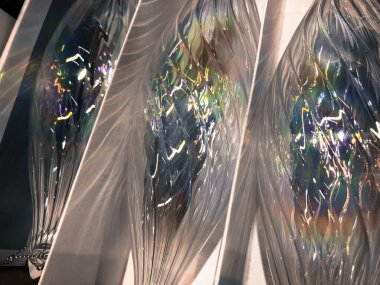 Ağaçta Noel süsleri var. Noel ağaçları parlak yuvarlak bir topla süslenir. İnsanlar şeffaf bir cam kürede görülebilir. Yeni yılda dekorasyon için yuvarlak top.