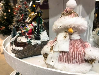 Kar beyazı kardan adam Noel 'de ve mutlu yıllar.