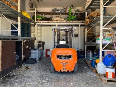Tamirci kalite ve bakım forklifti, enerji yakıtı konseptini kontrol ediyor..