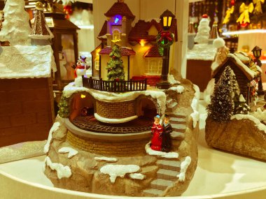 Geleneksel tatil özellikleri kar üzerindedir. Yaratıcı sanat dekorasyonları. Metnin için boş boşluk.